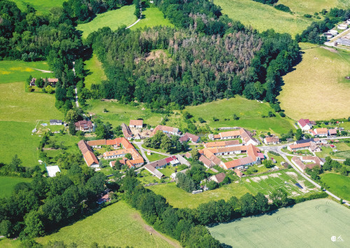 Letecký pohled na obec Krašovice
